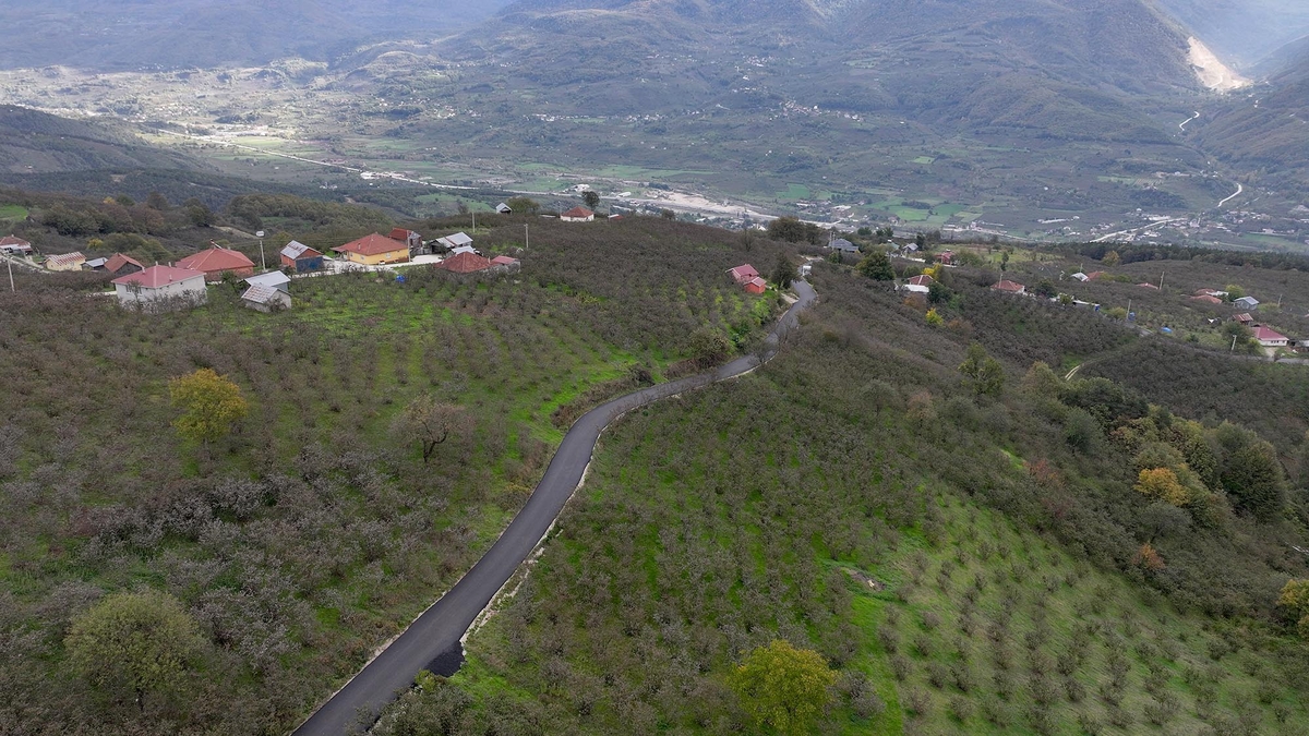Akyazı'da 3 mahallenin yolu yepyeni bir yüze kavuştu