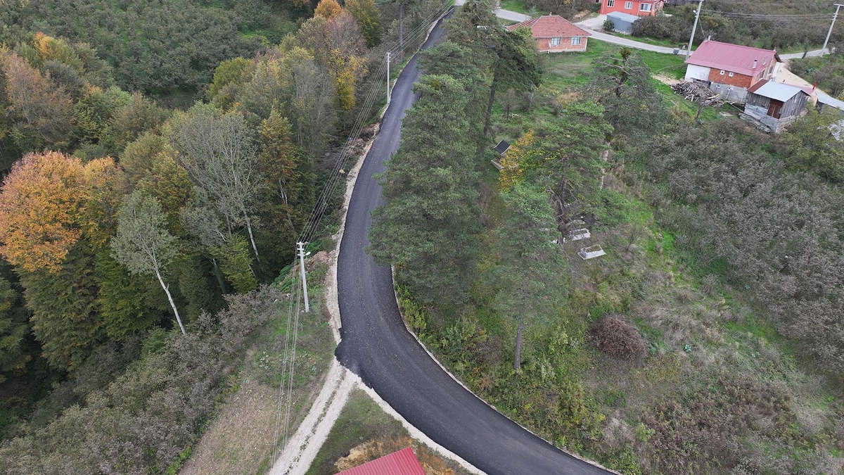 Akyazı'da 3 mahallenin yolu yepyeni bir yüze kavuştu