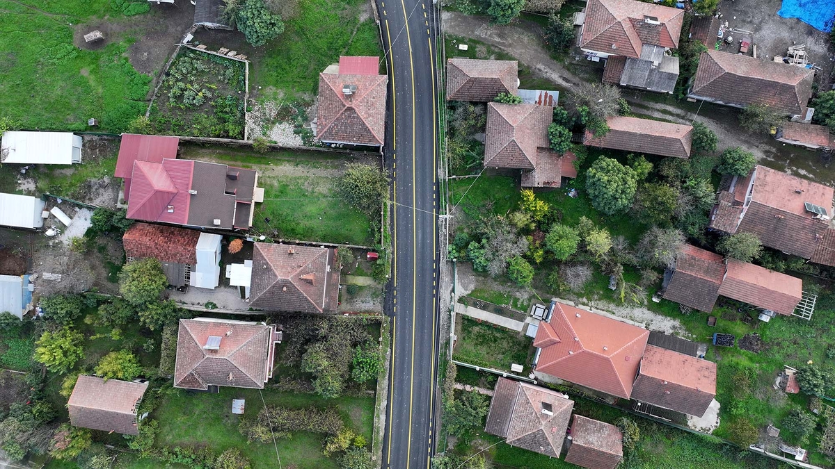 Akyazı'da 3 mahallenin yolu yepyeni bir yüze kavuştu