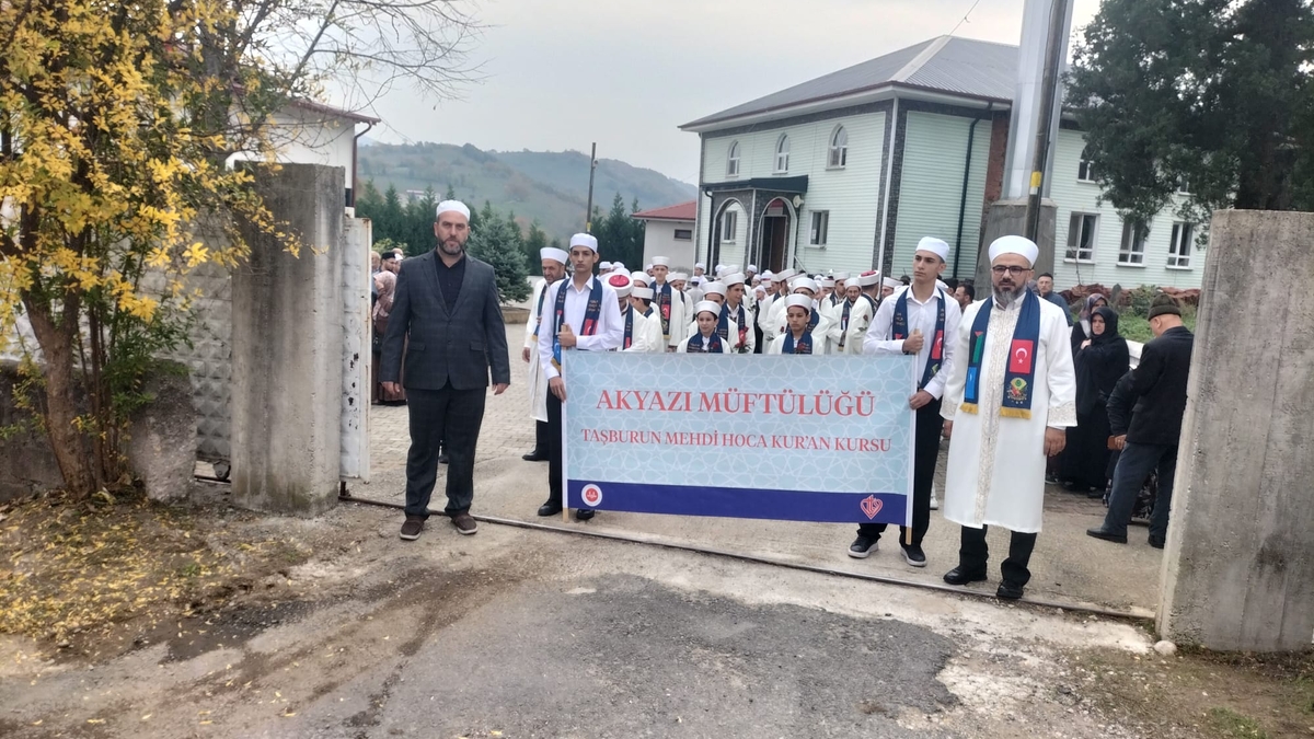 Akyazı'da 33 genç hafız icazet belgelerini aldı