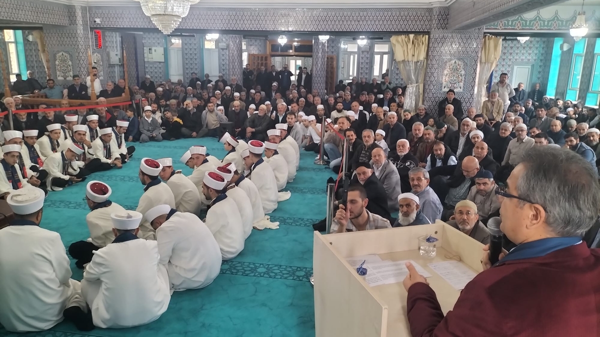 Akyazı'da 33 genç hafız icazet belgelerini aldı