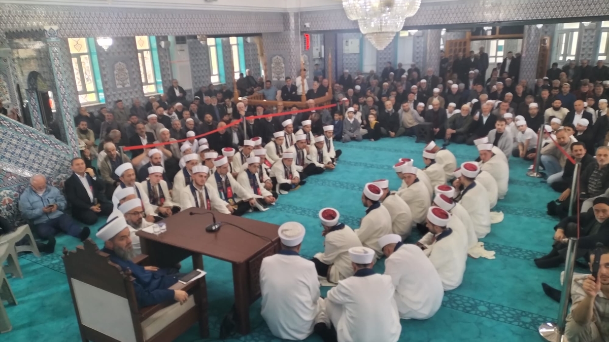 Akyazı'da 33 genç hafız icazet belgelerini aldı