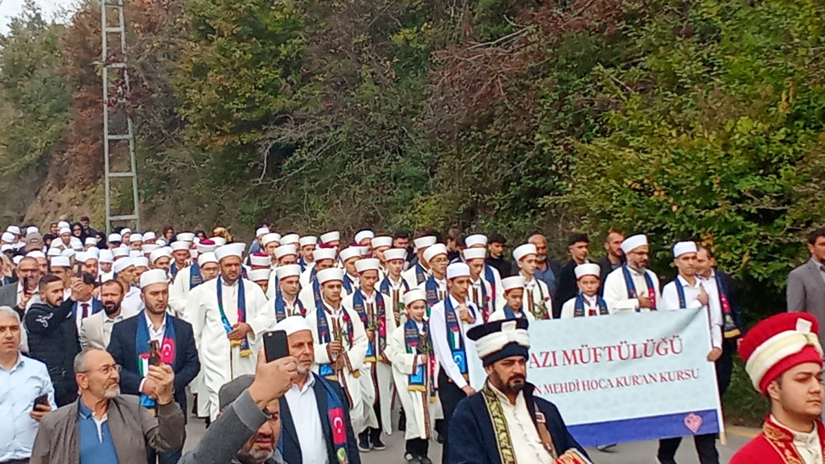 Akyazı'da 33 genç hafız icazet belgelerini aldı