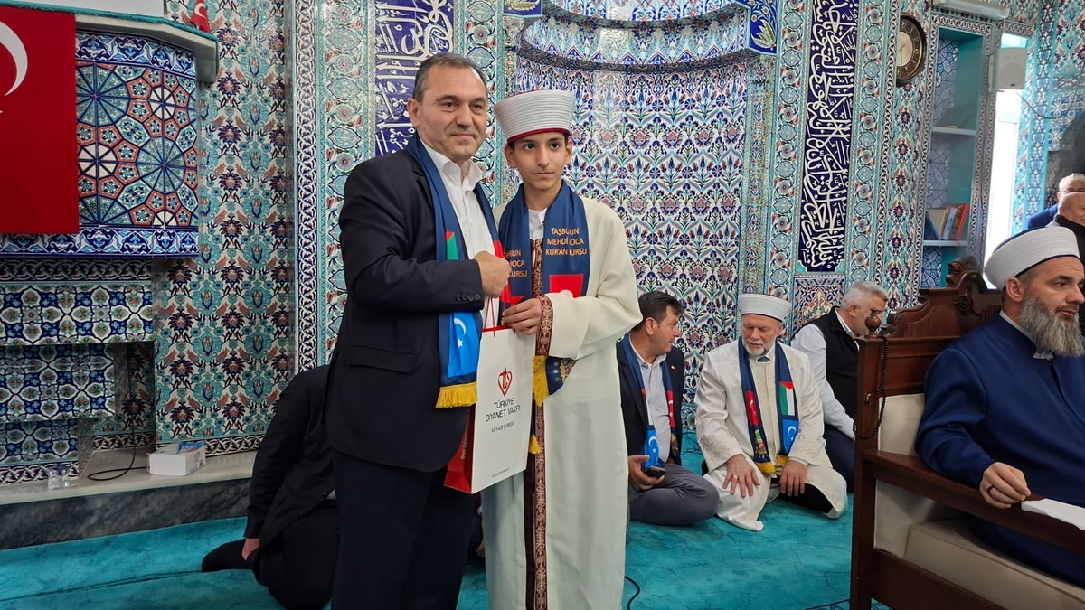 Akyazı'da 33 genç hafız icazet belgelerini aldı