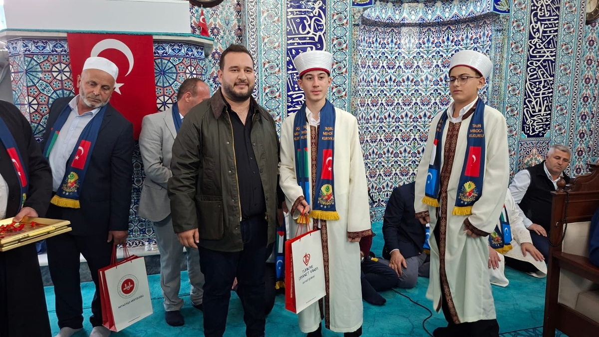 Akyazı'da 33 genç hafız icazet belgelerini aldı