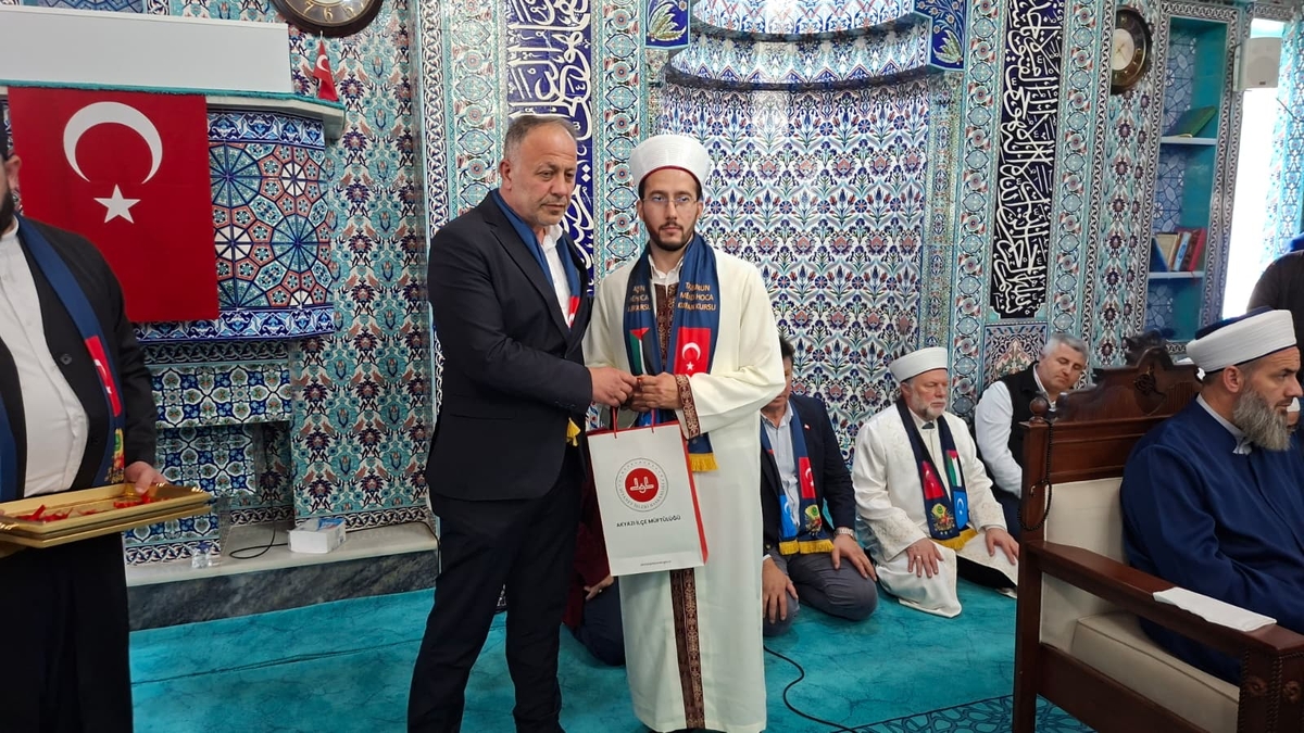 Akyazı'da 33 genç hafız icazet belgelerini aldı