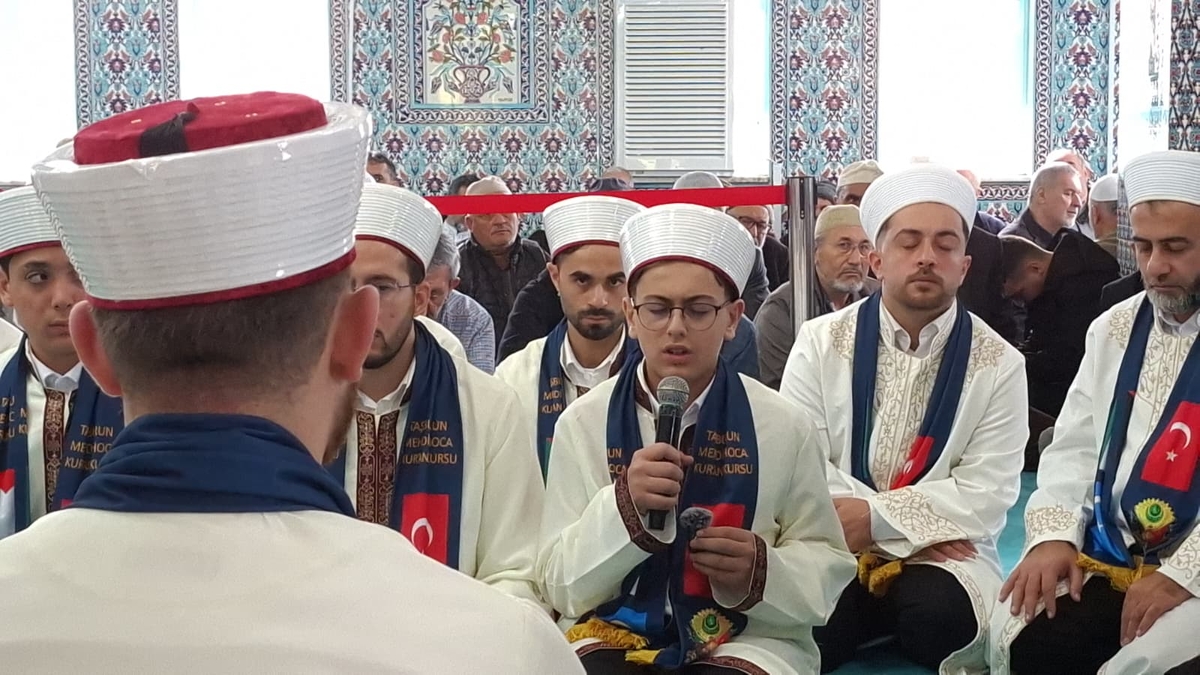 Akyazı'da 33 genç hafız icazet belgelerini aldı