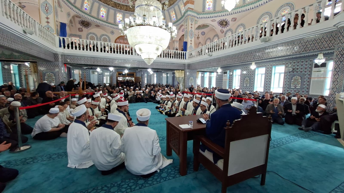 Akyazı'da 33 genç hafız icazet belgelerini aldı