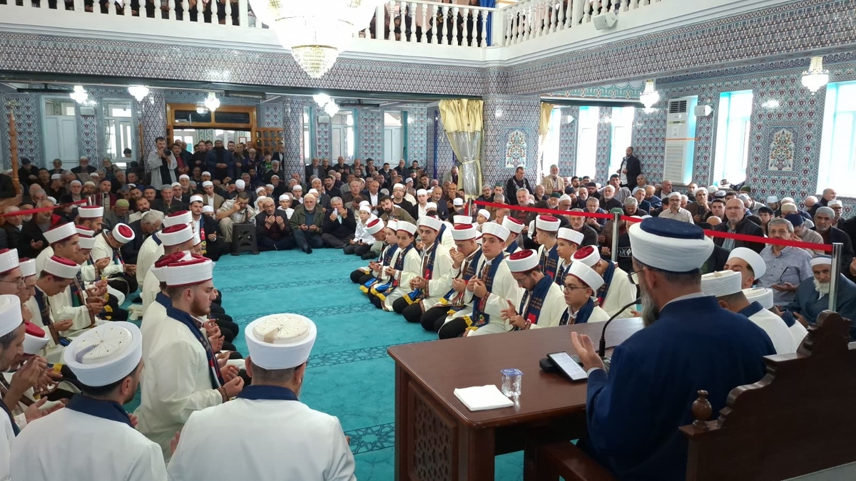 Akyazı'da 33 genç hafız icazet belgelerini aldı