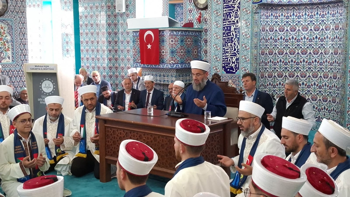 Akyazı'da 33 genç hafız icazet belgelerini aldı