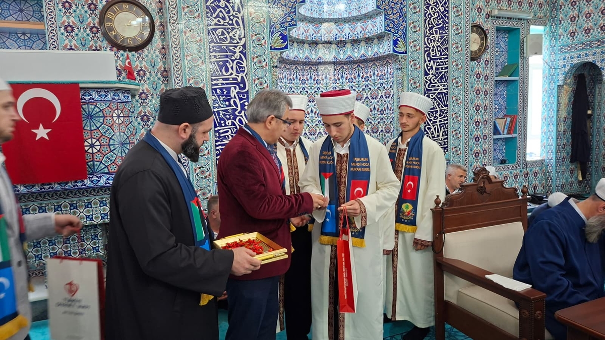 Akyazı'da 33 genç hafız icazet belgelerini aldı