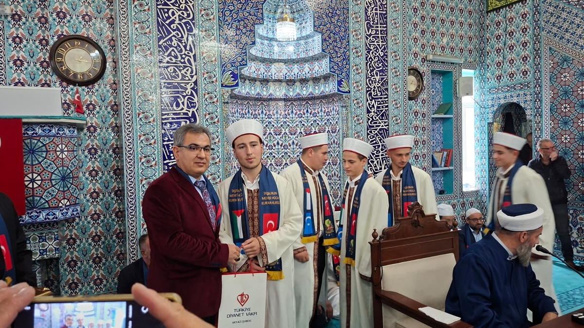 Akyazı'da 33 genç hafız icazet belgelerini aldı