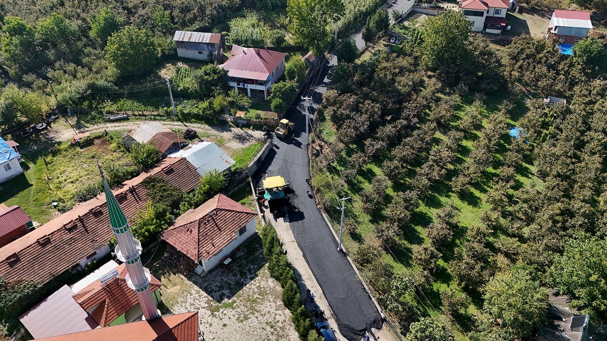 Akyazı'da 4 mahallenin yolu Büyükşehir ile asfalta kavuştu