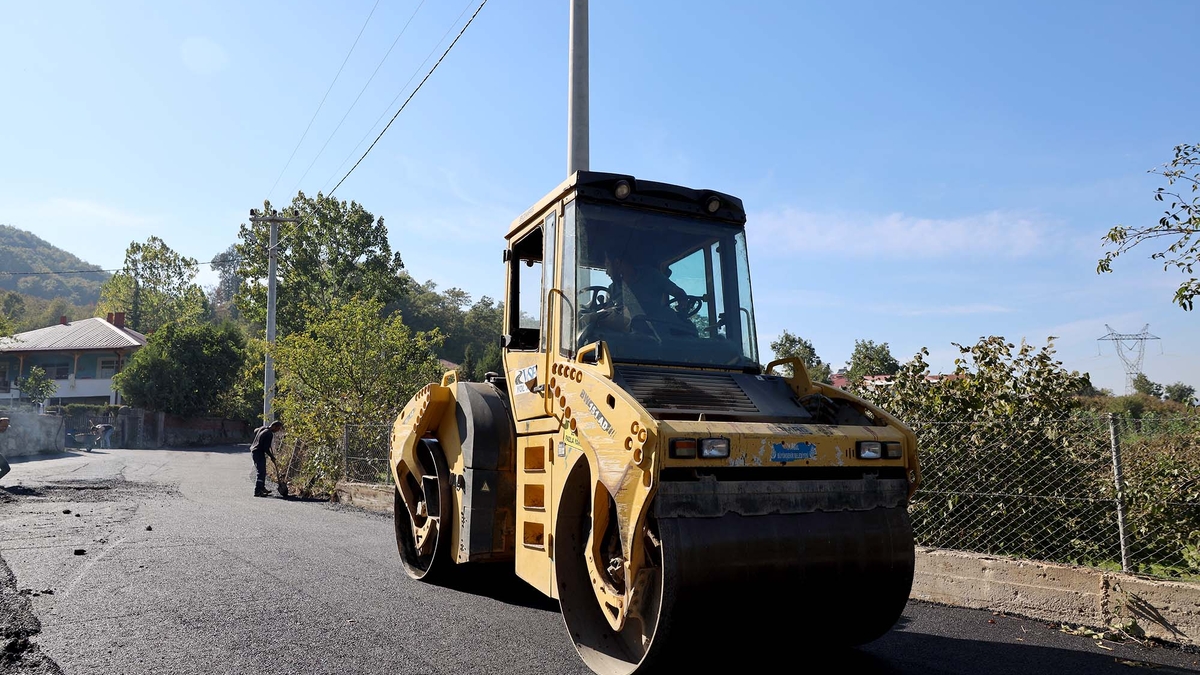 Akyazı'da 4 mahallenin yolu Büyükşehir ile asfalta kavuştu