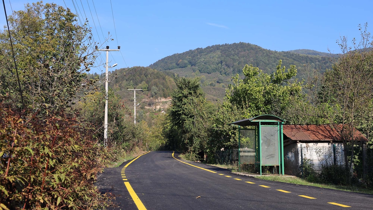 Akyazı'da 4 mahallenin yolu Büyükşehir ile asfalta kavuştu