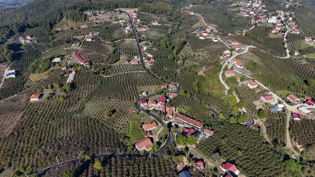 Akyazı'da 4 mahallenin yolu Büyükşehir ile asfalta kavuştu