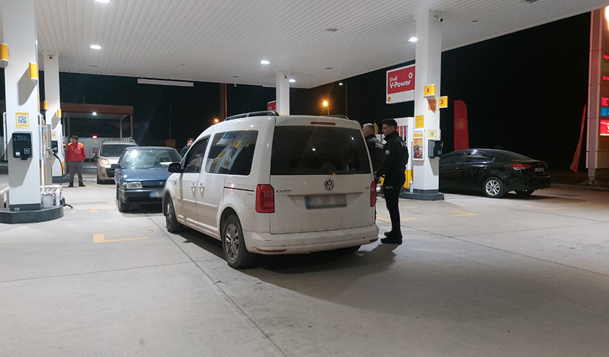 Akyazı'da araç hırsızlığı iddiası; Benzinlikte yakalandı