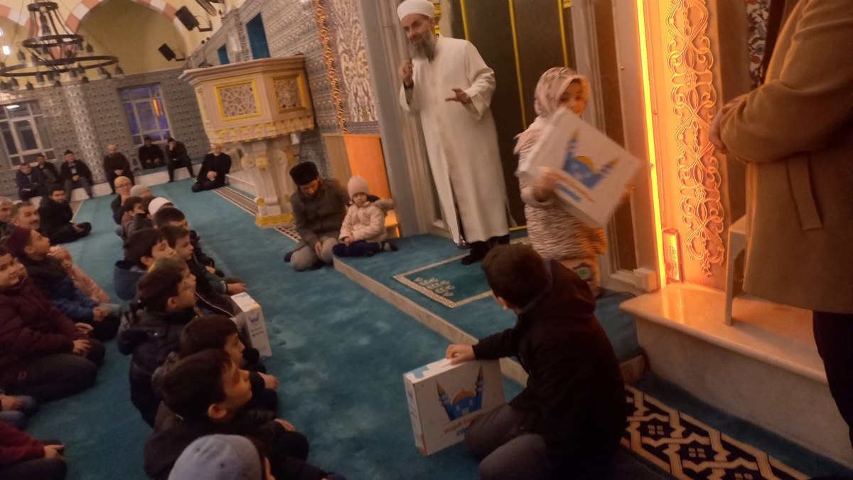 Akyazı'da Baba-Oğul Aynı Safta Programı sürüyor