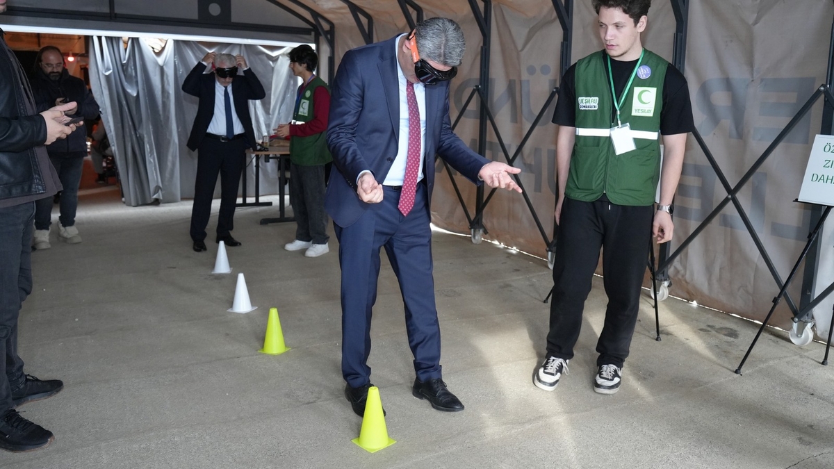 Akyazı'da bağımlılığa karşı Çıkmaz Sokak Farkındalık Çadırı programı