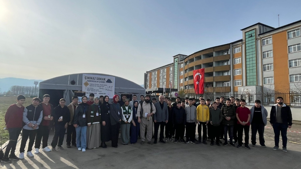 Akyazı'da bağımlılığa karşı Çıkmaz Sokak Farkındalık Çadırı programı