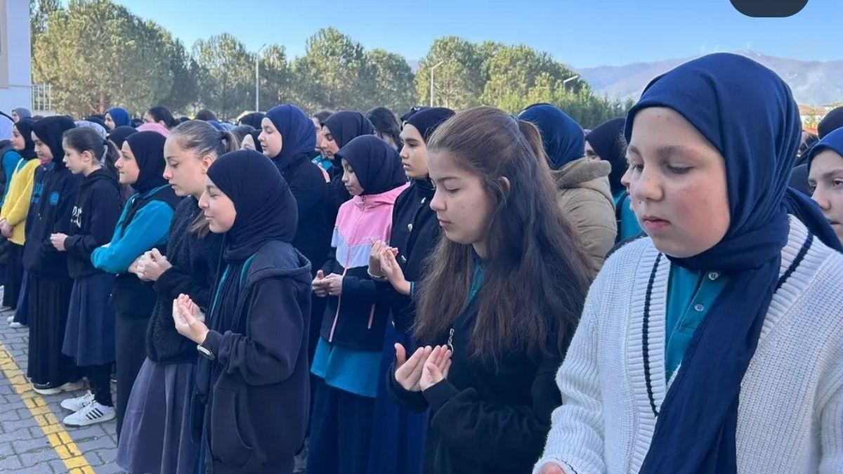 Akyazı'da bayrak töreni; Şehit öğrenciler ve öğretmenler için dua edildi