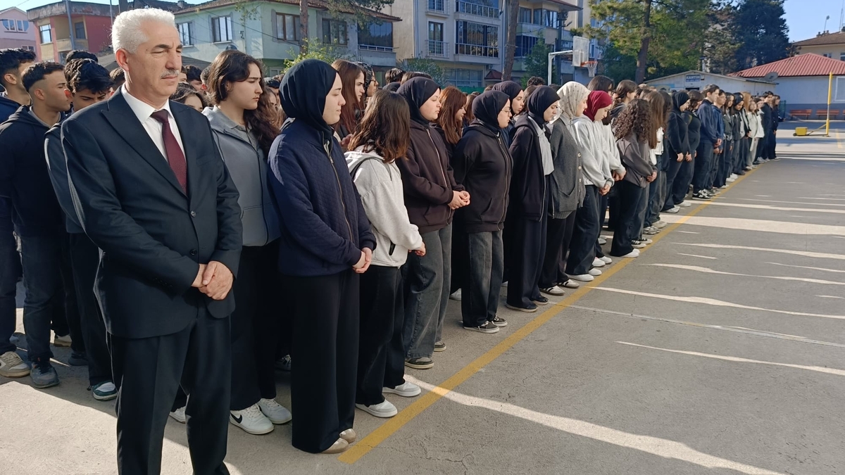 Akyazı'da bayrak töreni; Şehit öğrenciler ve öğretmenler için dua edildi