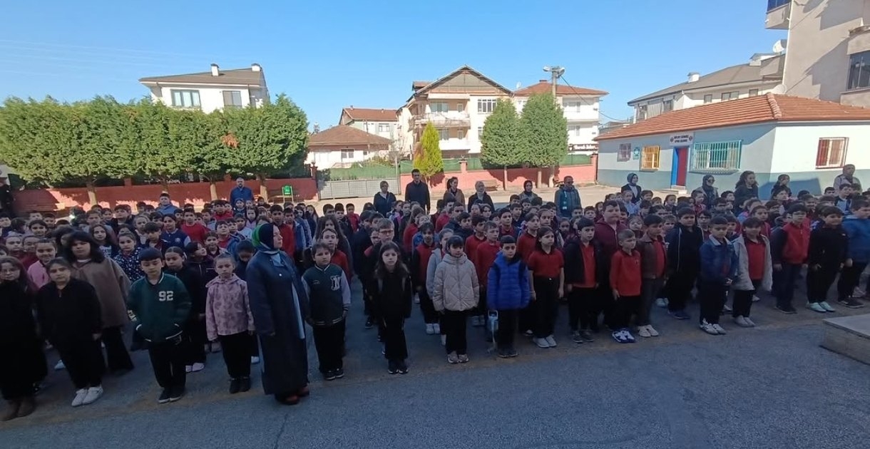 Akyazı'da bayrak töreni; Şehit öğrenciler ve öğretmenler için dua edildi