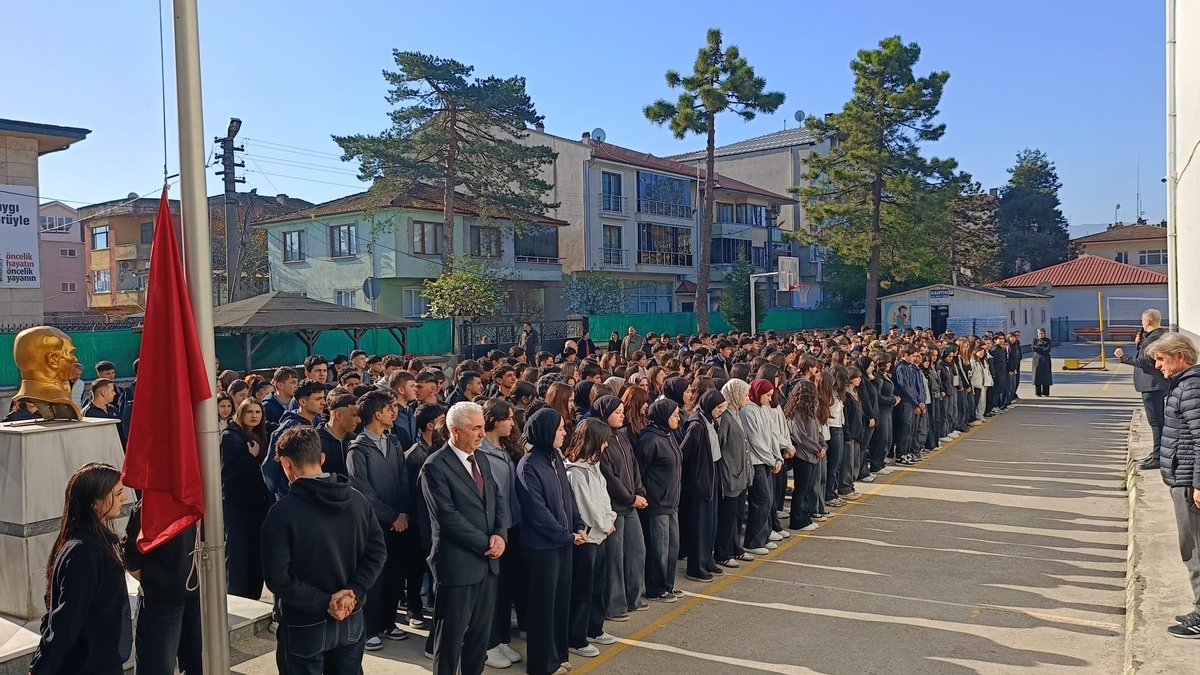 Akyazı'da bayrak töreni; Şehit öğrenciler ve öğretmenler için dua edildi