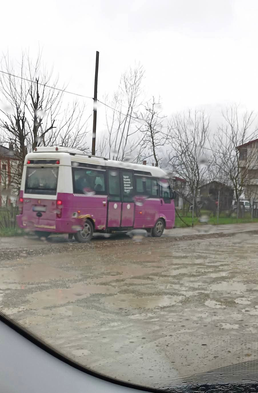 Akyazı'da bozuk yolda araçlar kaldırımda gitmeye başladı