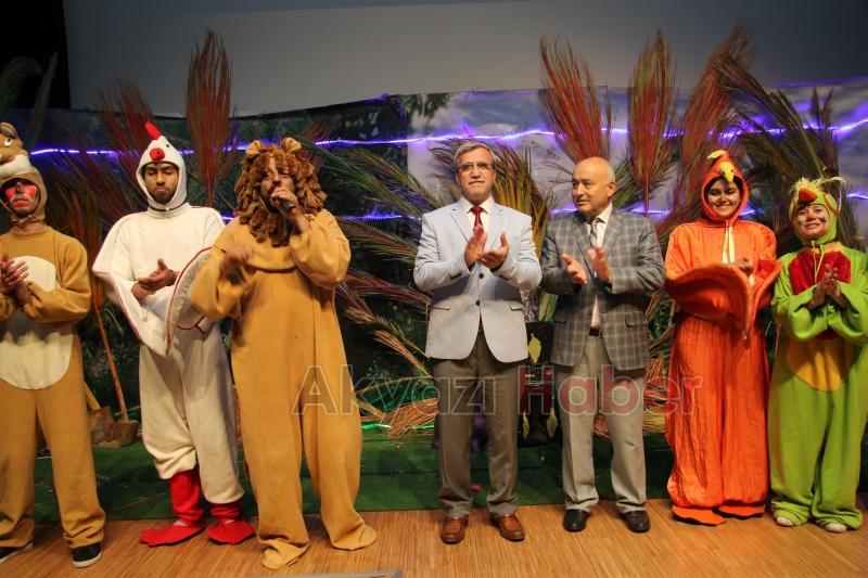 AKYAZI DA ÇOCUKLARA GÜNDÜZ TİYATRO  GECE MOBİL ETKİNLİK TIRI