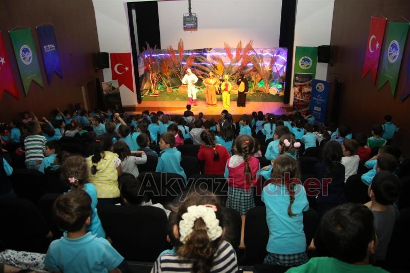 AKYAZI DA ÇOCUKLARA GÜNDÜZ TİYATRO  GECE MOBİL ETKİNLİK TIRI