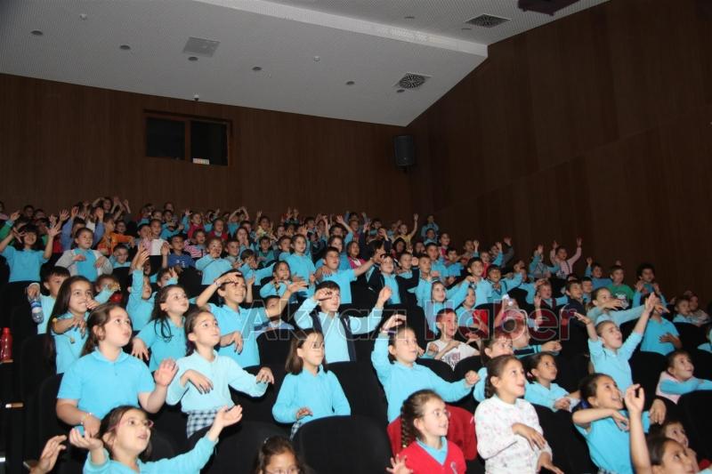AKYAZI DA ÇOCUKLARA GÜNDÜZ TİYATRO  GECE MOBİL ETKİNLİK TIRI