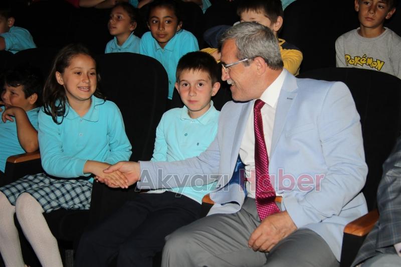 AKYAZI DA ÇOCUKLARA GÜNDÜZ TİYATRO  GECE MOBİL ETKİNLİK TIRI