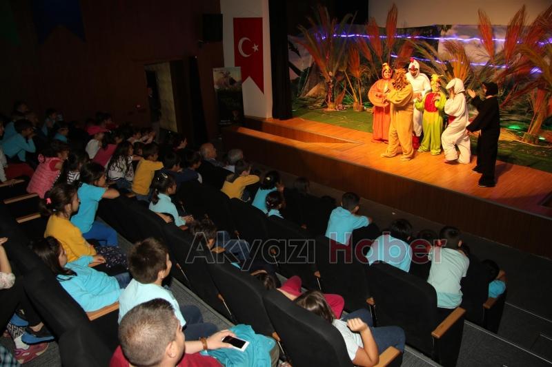 AKYAZI DA ÇOCUKLARA GÜNDÜZ TİYATRO  GECE MOBİL ETKİNLİK TIRI