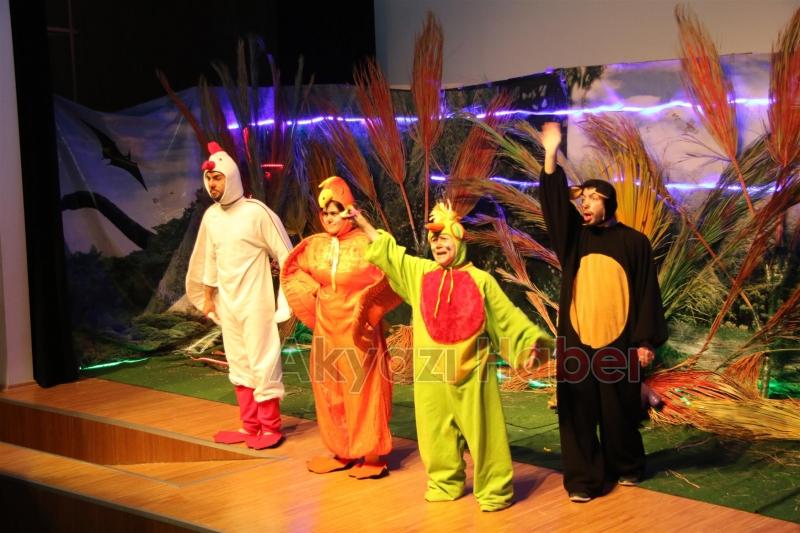 AKYAZI DA ÇOCUKLARA GÜNDÜZ TİYATRO  GECE MOBİL ETKİNLİK TIRI