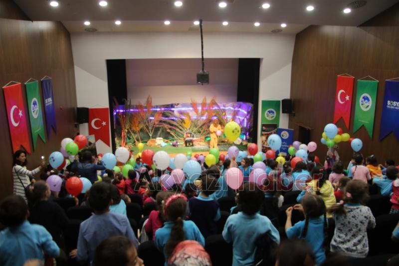 AKYAZI DA ÇOCUKLARA GÜNDÜZ TİYATRO  GECE MOBİL ETKİNLİK TIRI