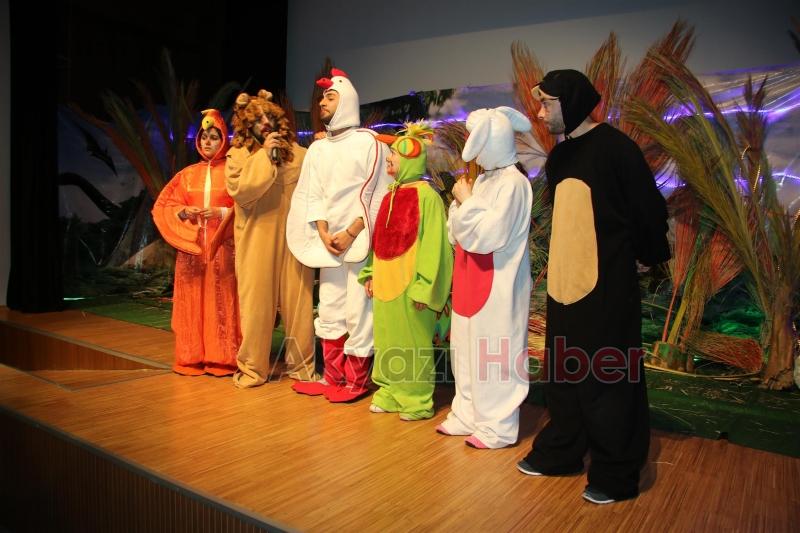 AKYAZI DA ÇOCUKLARA GÜNDÜZ TİYATRO  GECE MOBİL ETKİNLİK TIRI