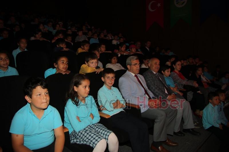 AKYAZI DA ÇOCUKLARA GÜNDÜZ TİYATRO  GECE MOBİL ETKİNLİK TIRI