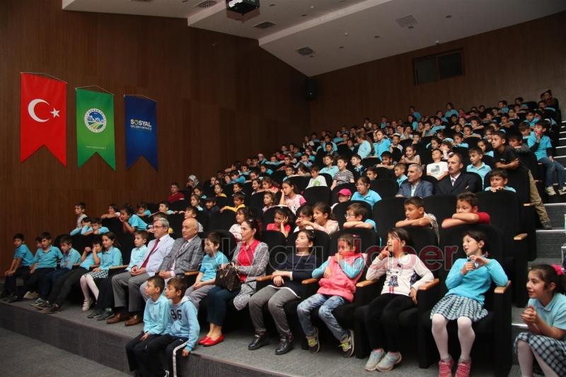 AKYAZI DA ÇOCUKLARA GÜNDÜZ TİYATRO  GECE MOBİL ETKİNLİK TIRI