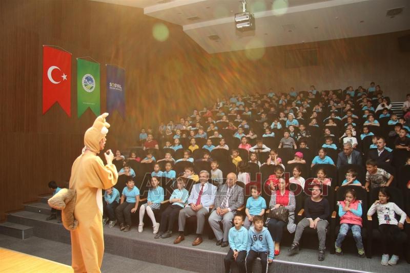 AKYAZI DA ÇOCUKLARA GÜNDÜZ TİYATRO  GECE MOBİL ETKİNLİK TIRI