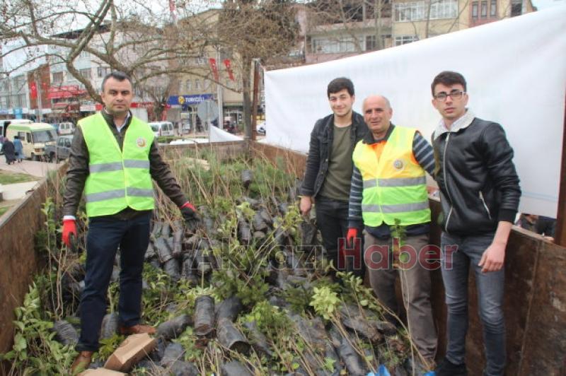 Akyazı da Dünya Ormancılık Günü nde 3 bin 500 fidan dağıtıldı