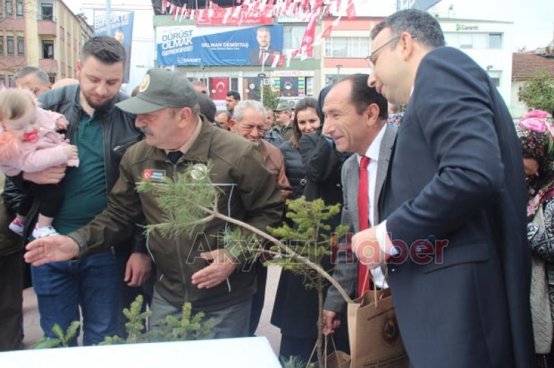 Akyazı da Dünya Ormancılık Günü nde 3 bin 500 fidan dağıtıldı