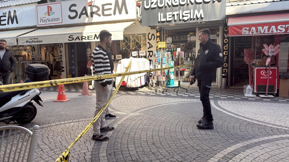 Akyazı'da duvarlarından sesler gelen bina boşaltıldı