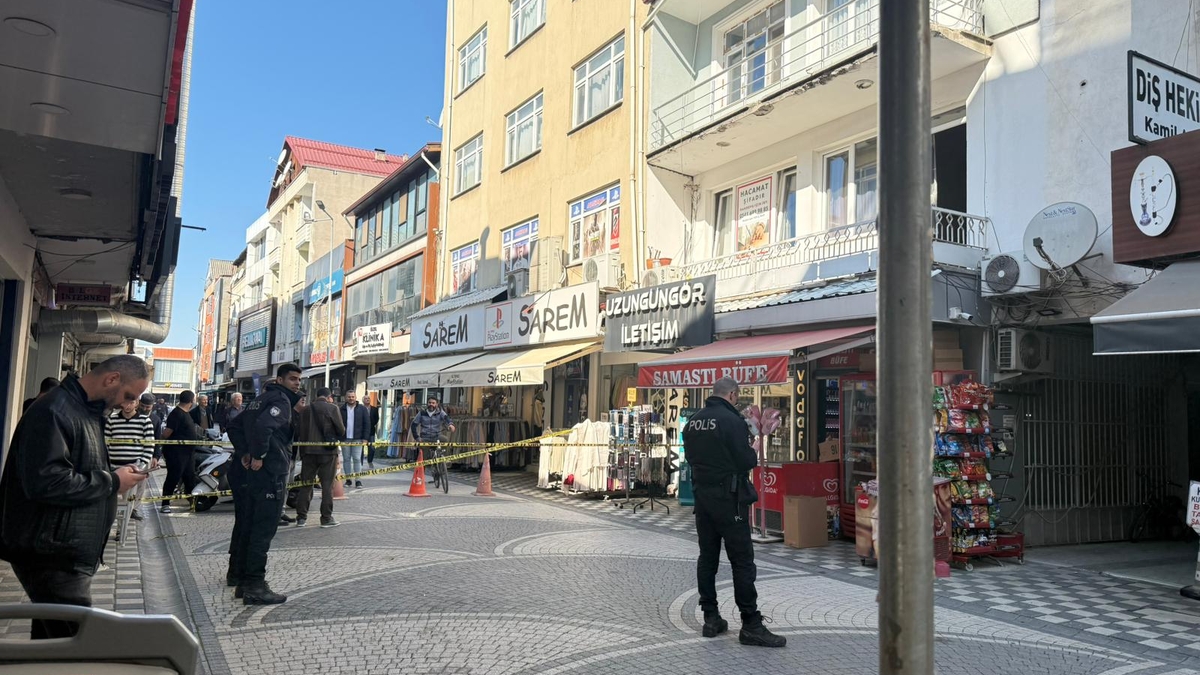 Akyazı'da duvarlarından sesler gelen bina boşaltıldı