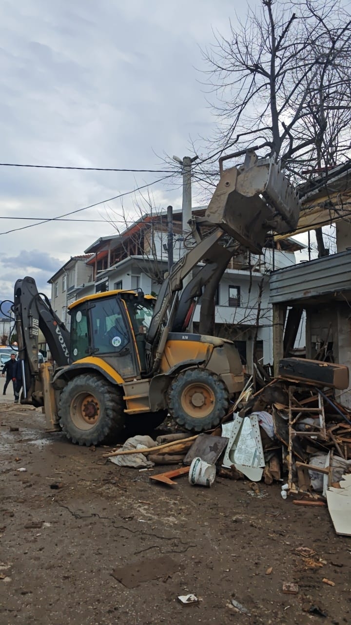 Akyazı'da evden kamyonlar dolusu çöp çıktı