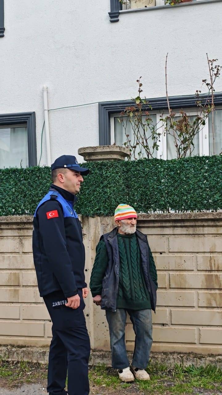 Akyazı'da evden kamyonlar dolusu çöp çıktı
