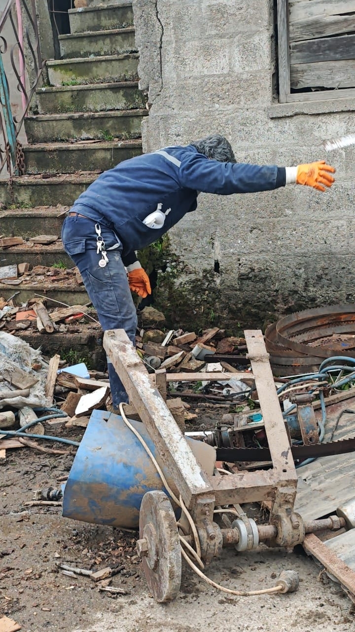 Akyazı'da evden kamyonlar dolusu çöp çıktı
