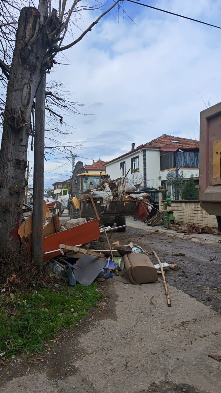 Akyazı'da evden kamyonlar dolusu çöp çıktı