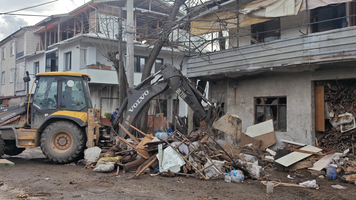 Akyazı'da evden kamyonlar dolusu çöp çıktı