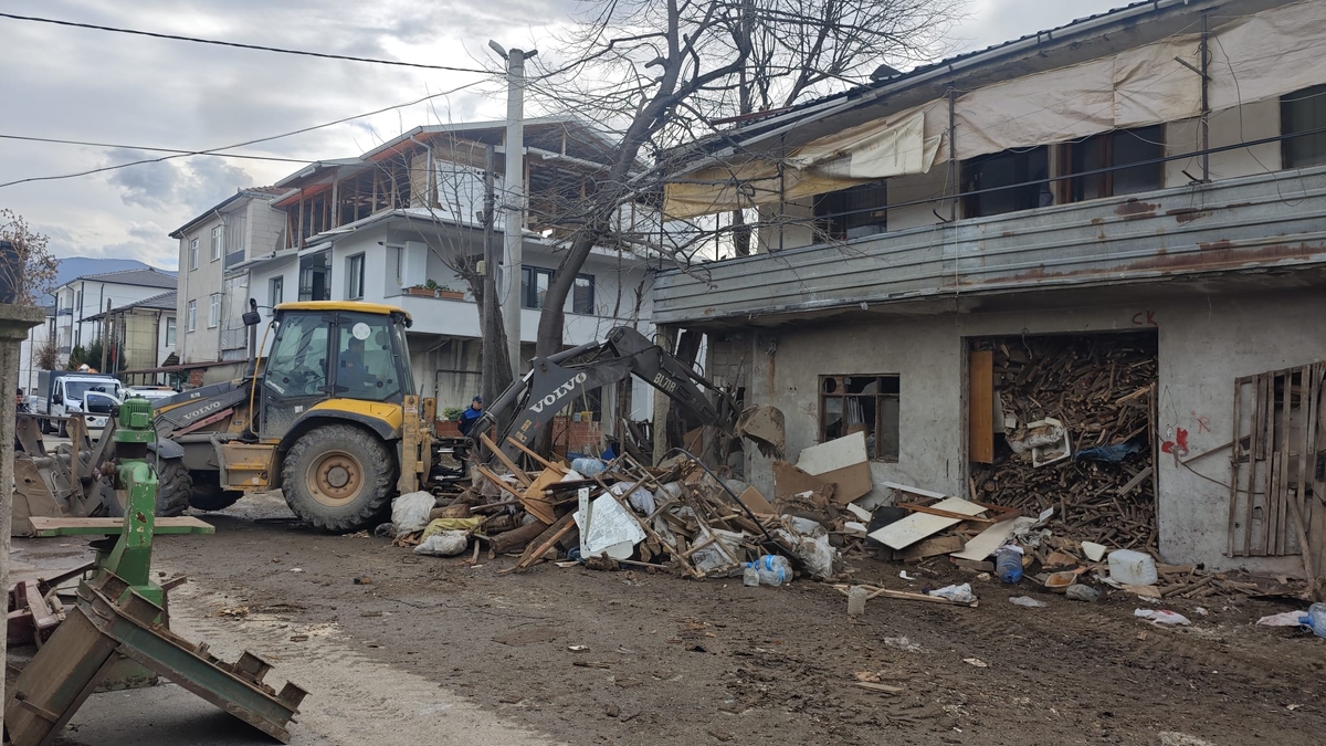 Akyazı'da evden kamyonlar dolusu çöp çıktı